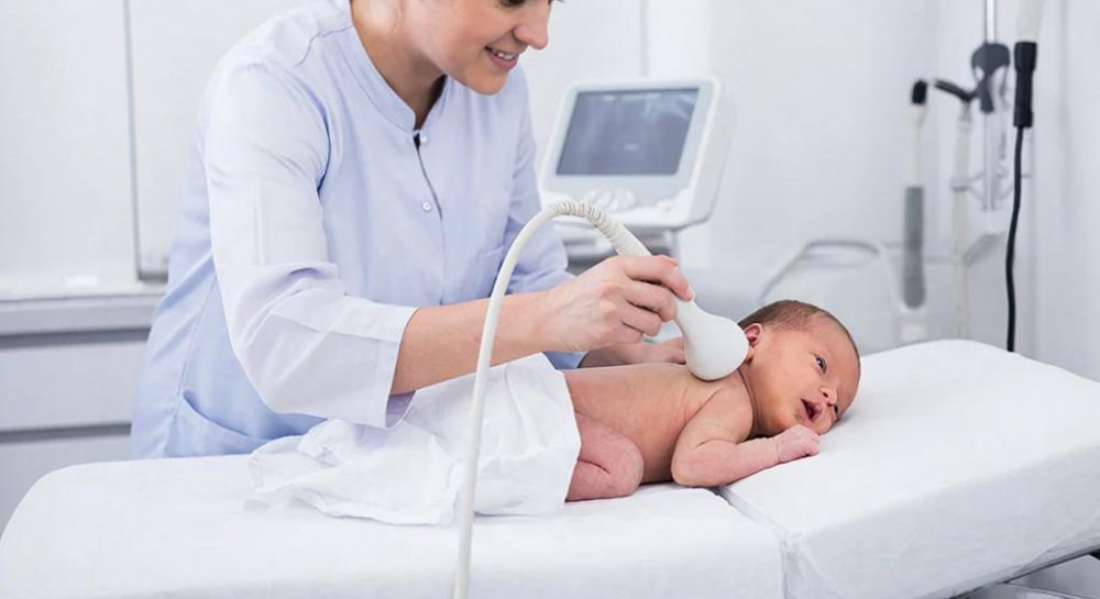 Комплексный Оберег: Путешествие Сквозь УЗИ-Скрининг Новорожденных от Макушки до Пяточек