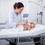 Комплексный Оберег: Путешествие Сквозь УЗИ-Скрининг Новорожденных от Макушки до Пяточек